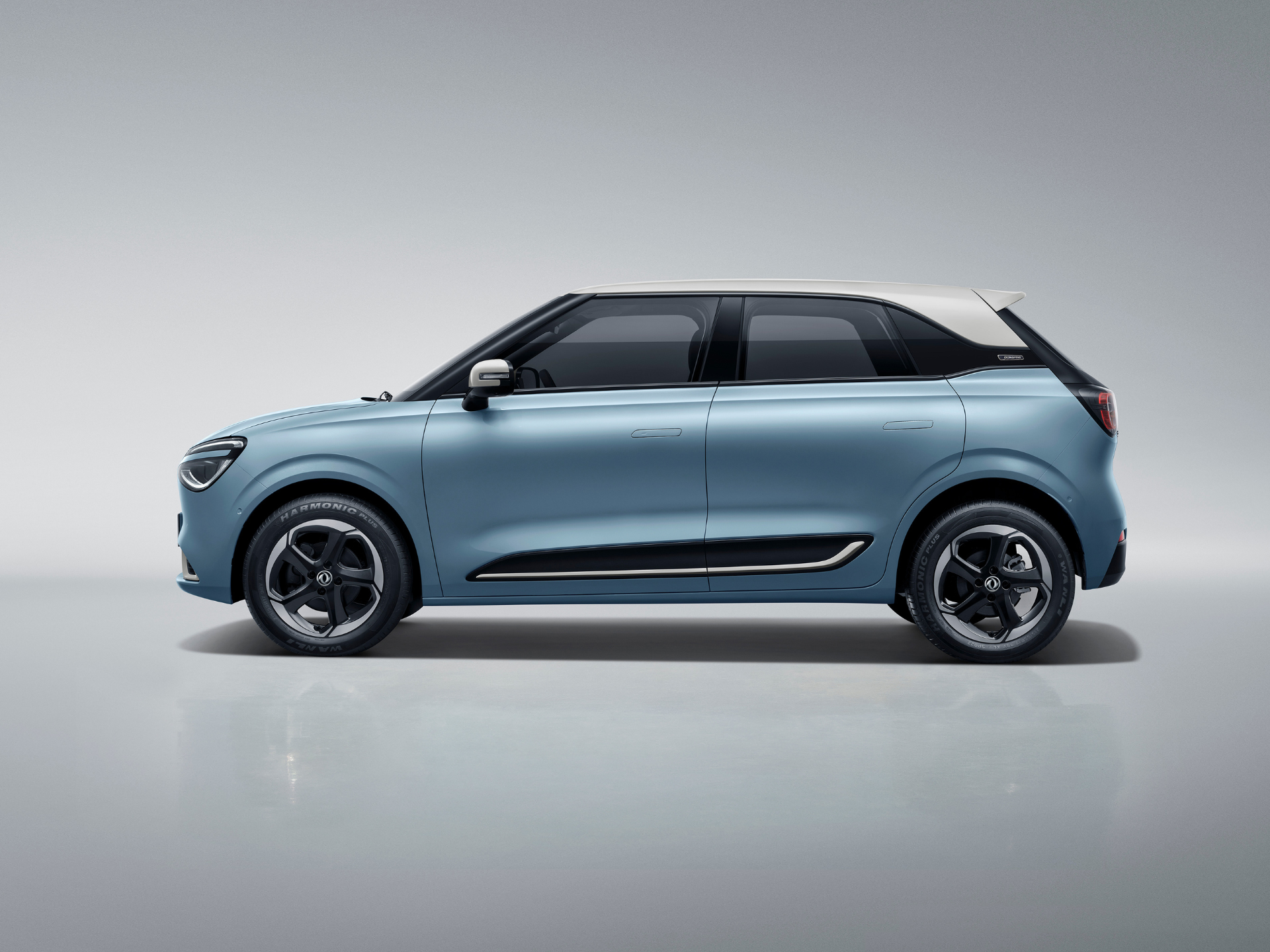 Dongfeng box EV blue side view