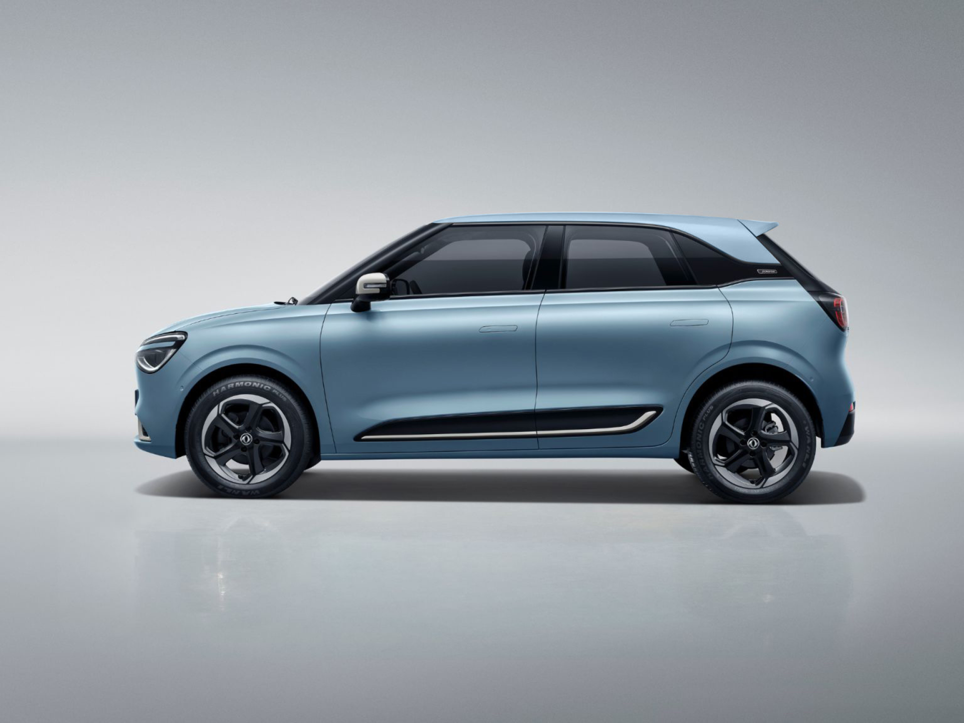 Dongfeng box EV blue side view
