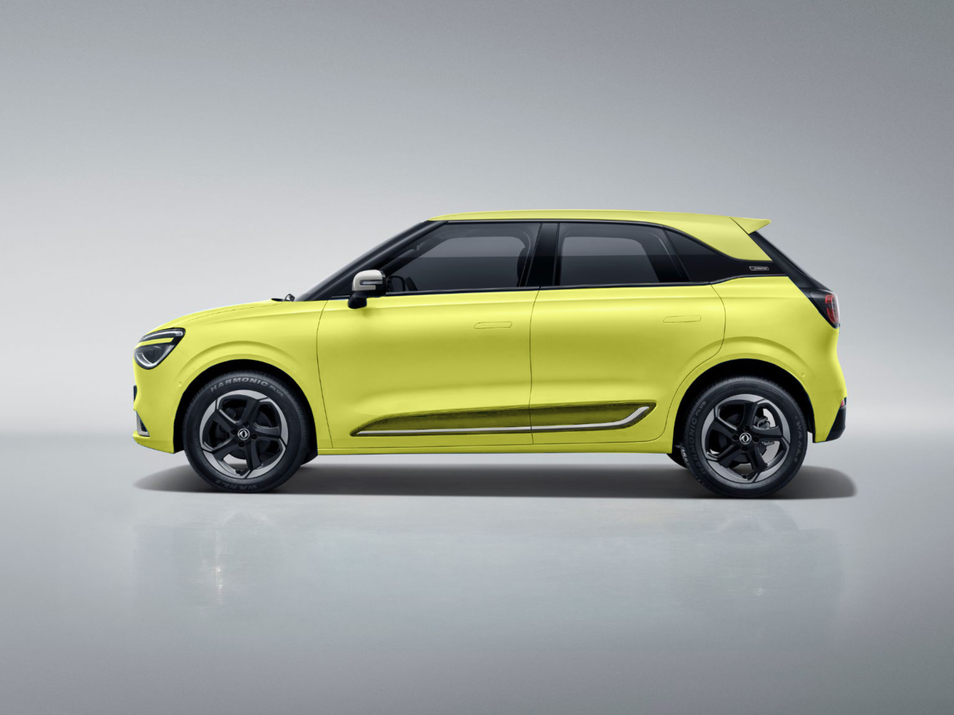 Dongfeng box EV yellow side view